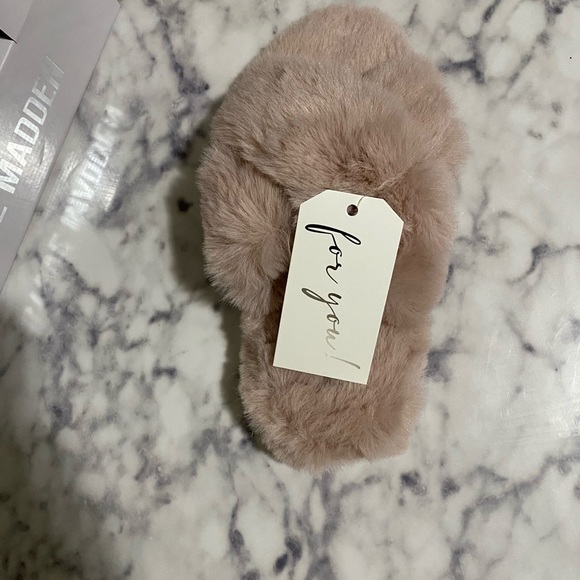 TAN faux fur slippers - Picture 3 of 3